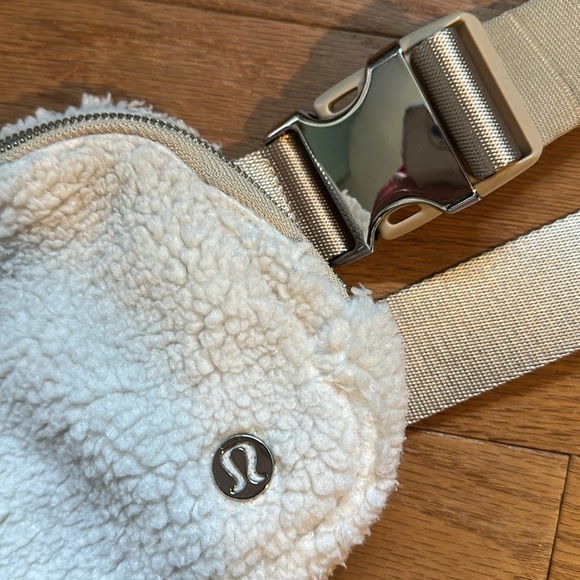 Lululemon everywhere fleece belt bag. - Picture 4 of 7